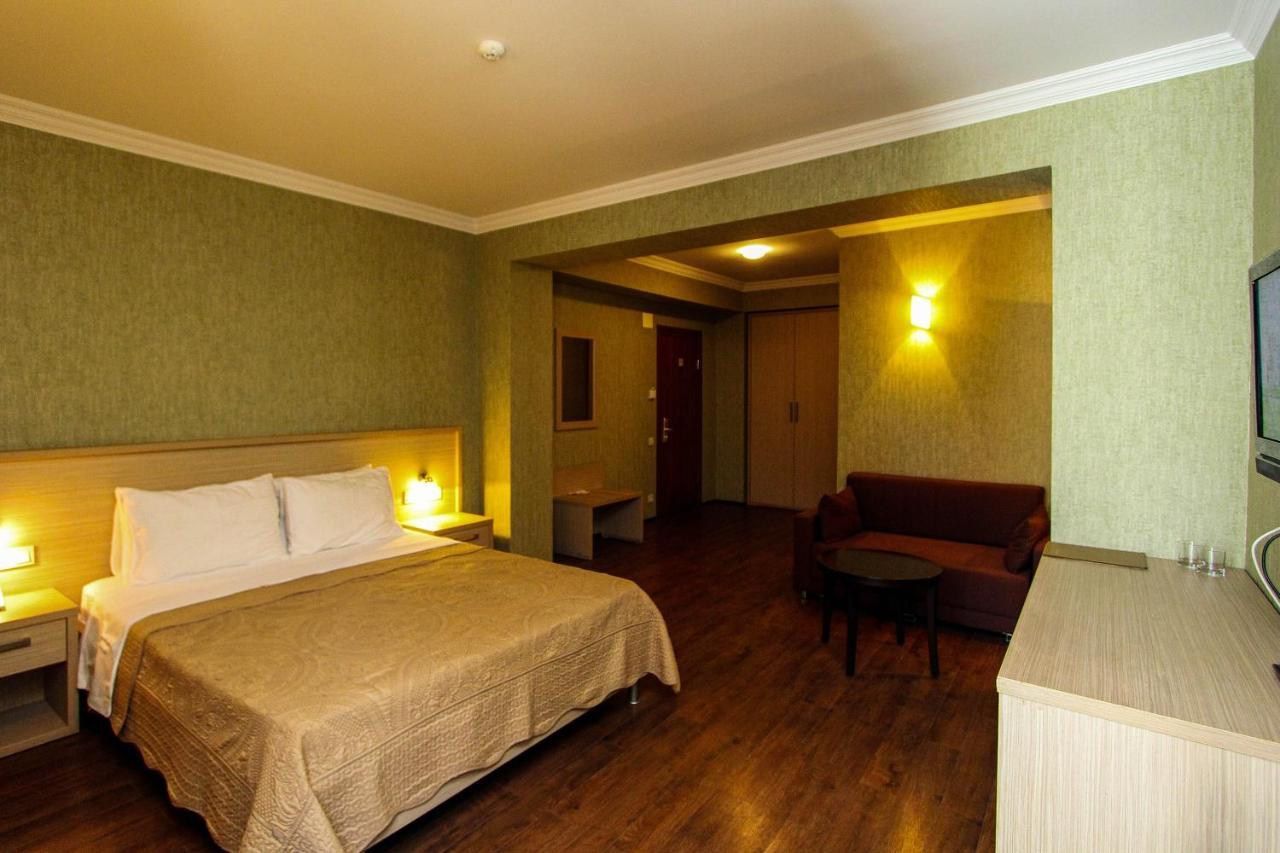 Batesta Hotel Тбилиси Екстериор снимка